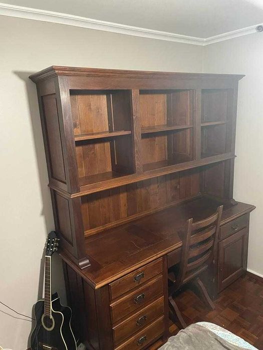 Móvel de quarto composto por secretária e estante