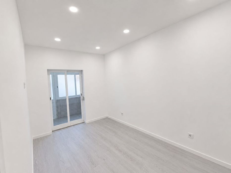 T1+1 com anexo, quintal e terraço, totalmente remodelado