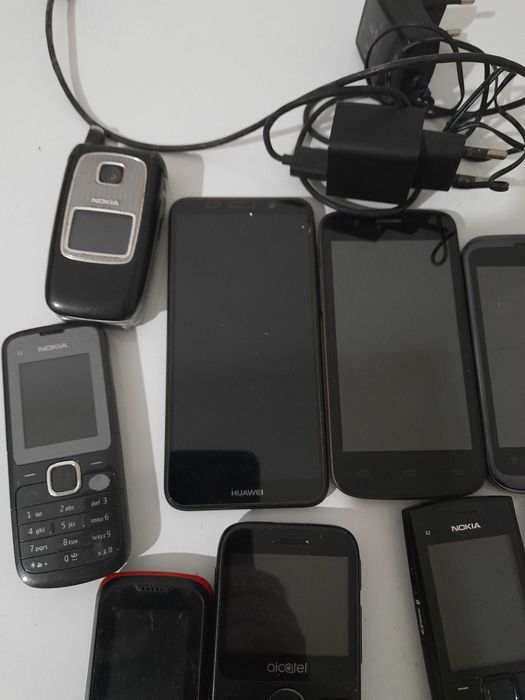 Telemóveis Usados (dois deles a funcionar)