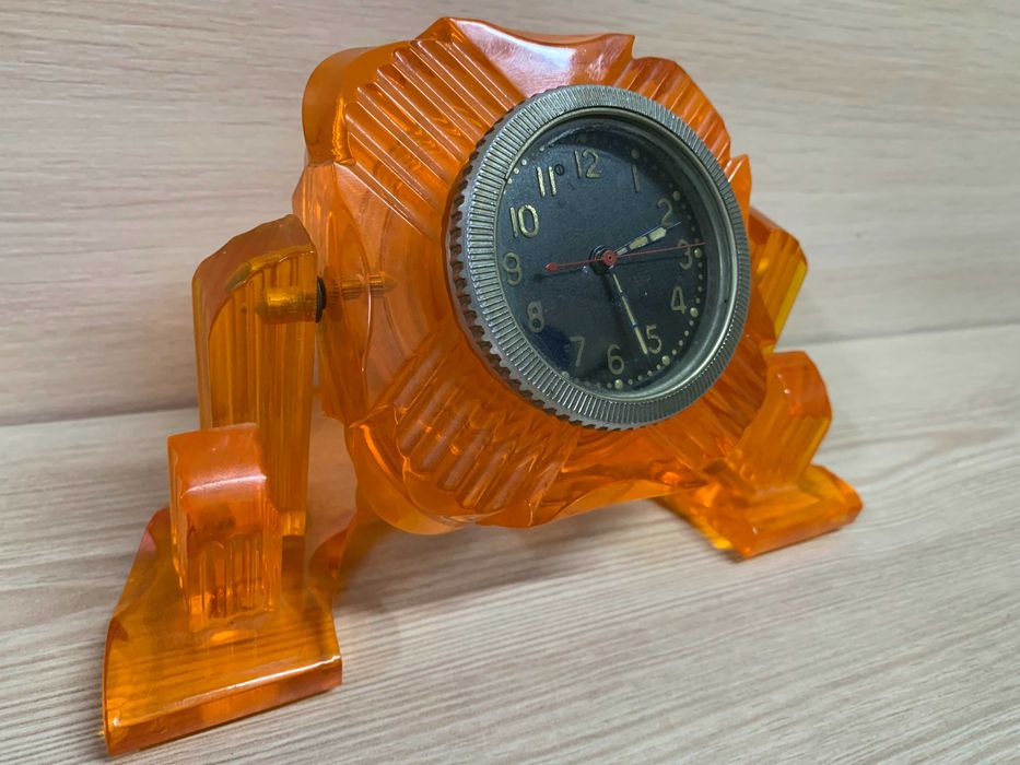 Годинник настільний на впевненому ходу