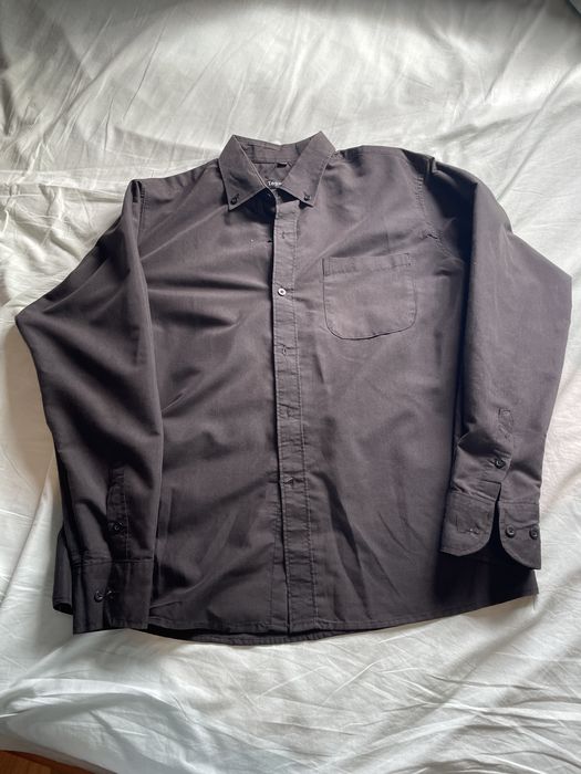 camisa preta com bolso