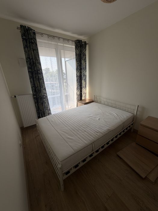 Metalowe białe łóżko z wygodnym materacem IKEA MYRBRACKA