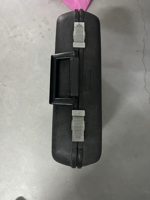 Maquina de escrever antiga com mala