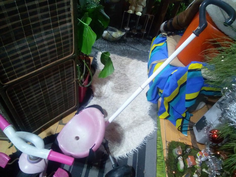 Triciclo de criança com cinto de seguranca e pega ,estado novo 10€