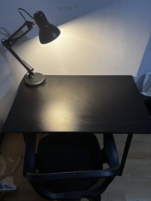 Secretaria com cadeira e candeeiro