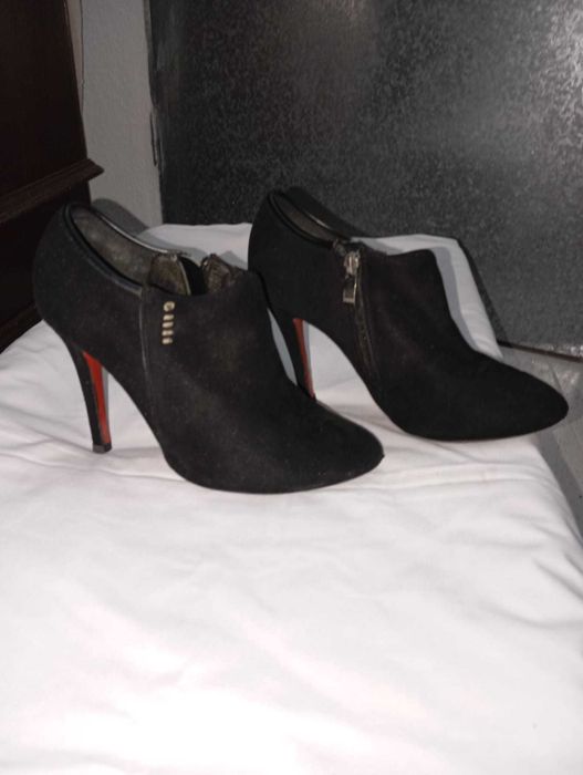 Botas pretas - salto alto fino