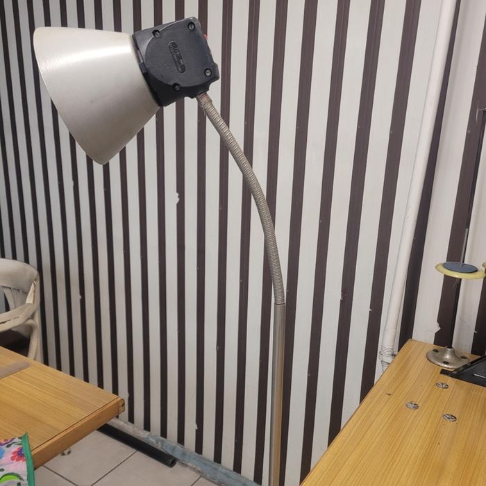 Sprzedam lampę do mocowania przy czym się chce .