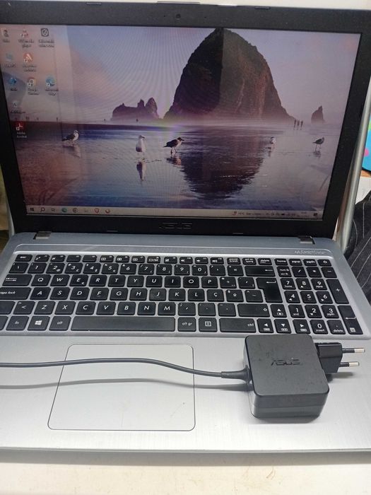 Portátil ASUS pronto para uso.