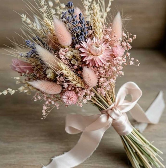Bukiet z suszonych kwiatów i kłosów zbóż