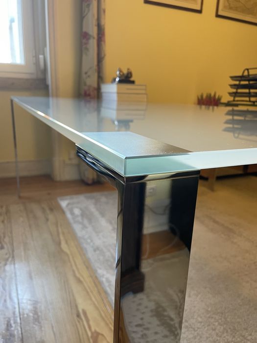 Mesa de Jantar/ Sala em vidro temperado.