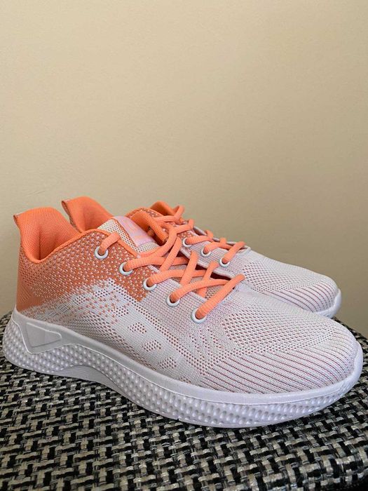 Кросівки жіночі.