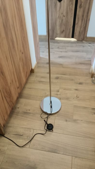 Lampa podłogowa regulowana