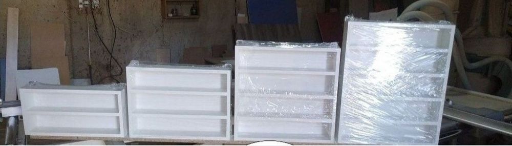 Стол маникюрный стол для маникюра,полка для гель лаков.