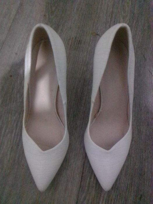 Sapatos Bershka brancos n 38