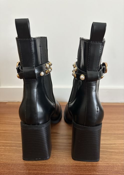 Botins de pele preta com tachas e pérolas ZARA