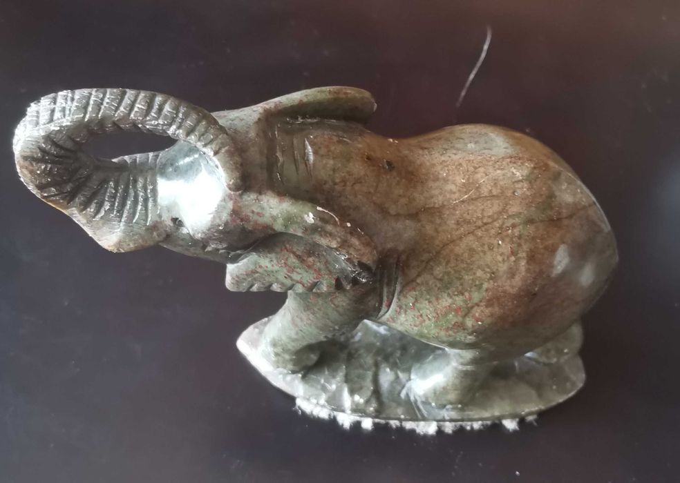 Estatueta em pedra natural