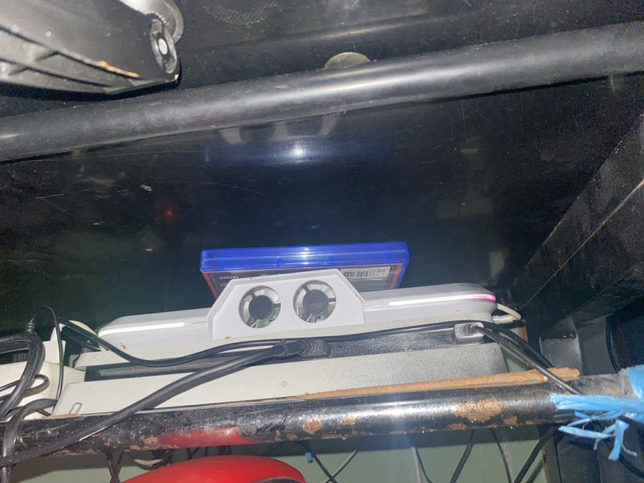 Ps4, fones teclado e rato da razer colunas ps4 mal usado pedais falta de uso vem com luzes na ps4 tudo e com cabos  para os comandos
