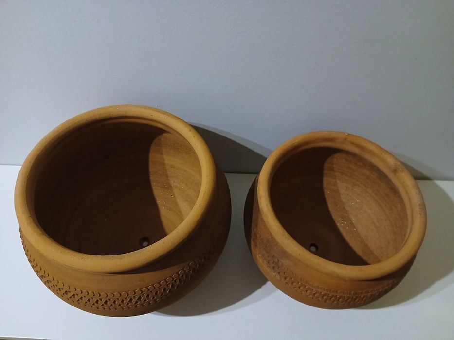 Vasos de barro redondos com trabalhado