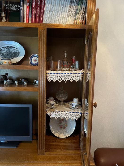 Movel de sala de estar para TV, com 3 portas fechadas.