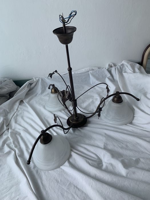 Żyrandol w stylu klasycznym na trzy żarówki