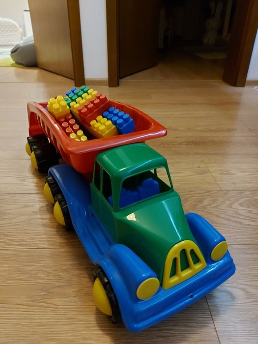 Tir, ciężarówka z klockami