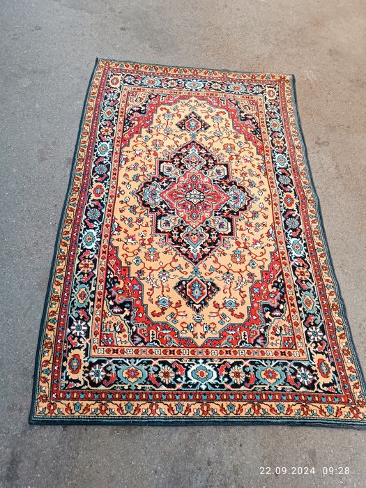 Ковер комнатный в хорошем состоянии