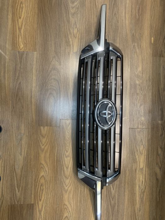 Решітка радіатора Toyota Land Cruiser 200