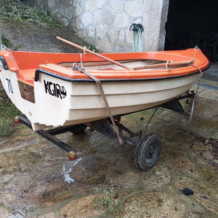 Barco com atrelado e acessorios