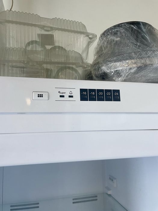 Морозильна вертікальна шафа 180см