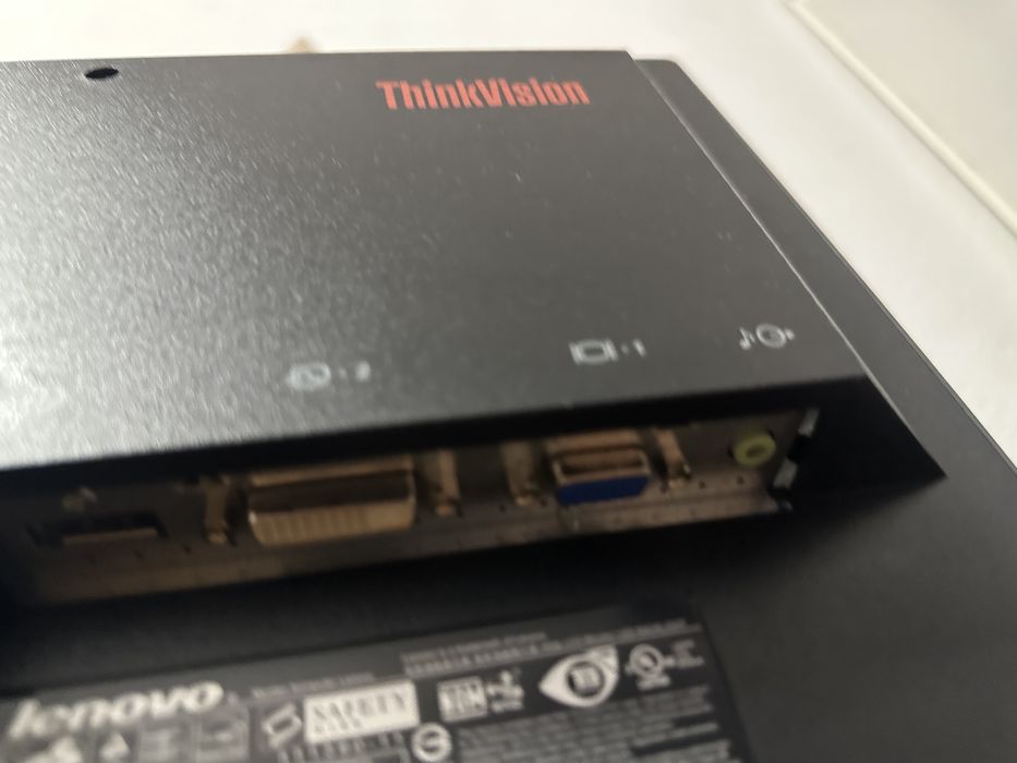 Monitor Lenovo com cabo