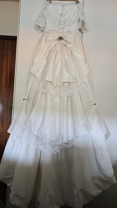 Vendo  Vestido  de noiva da Pronovias com um lindo Véu incluído.
