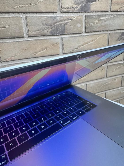 MacBook Pro 15 model A1990 16GB RAM - 256GB - w super stanie