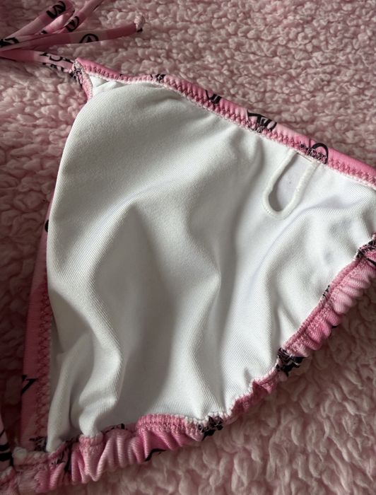 Bikini we wzór vs różowe w paski dwuczęściowe