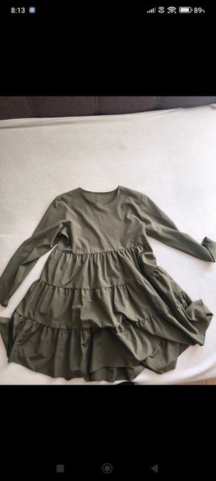 Oliwkowa / zielona sukienka rozkloszowana z długim rękawem 
falbanami, dtugi rekaw (oversize)
falbanami, dtugi rekaw (oversize)