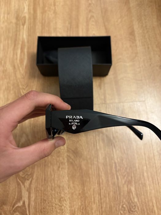 czarne okulary prada