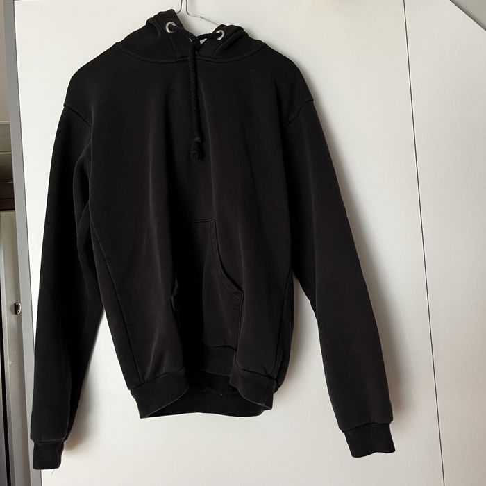 czarna zwykła bluza z kapturem kangurka