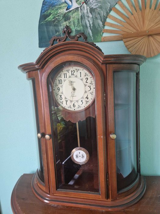 Relógio de Sala de Pé Alto com Vitrine