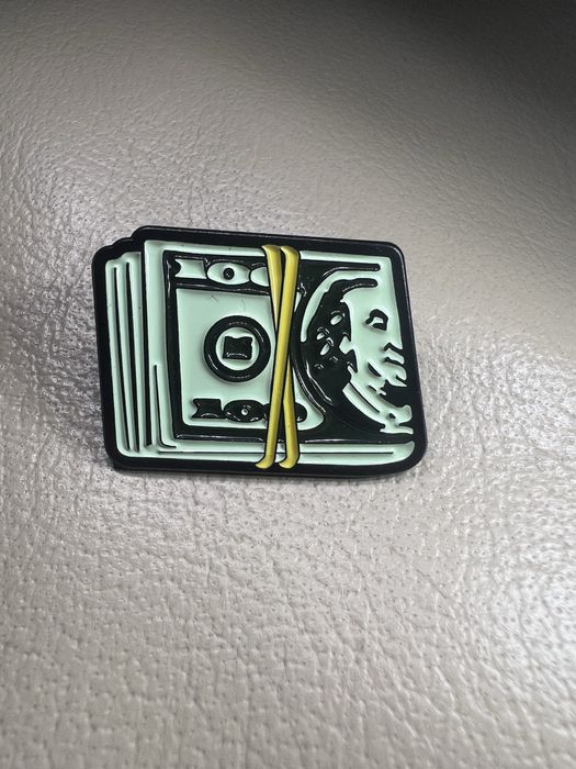 Przypinka metalowa broszka pin jak dolary