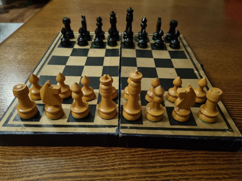 Stare szachy drewniane