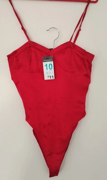Czerwone satynowe body.