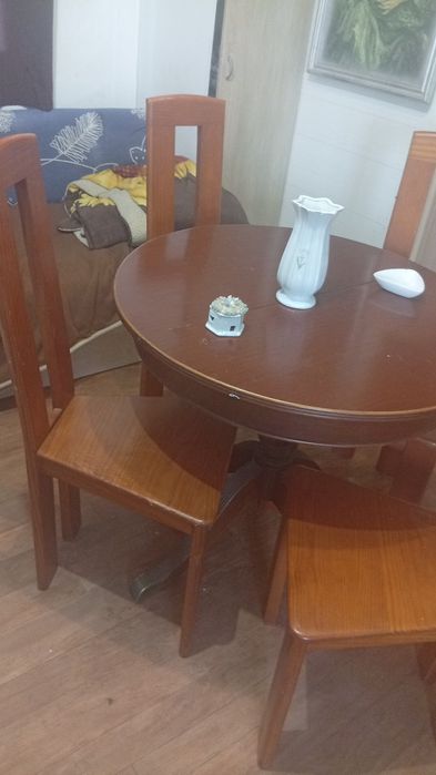Vendo linda mesa com 4 cadeiras