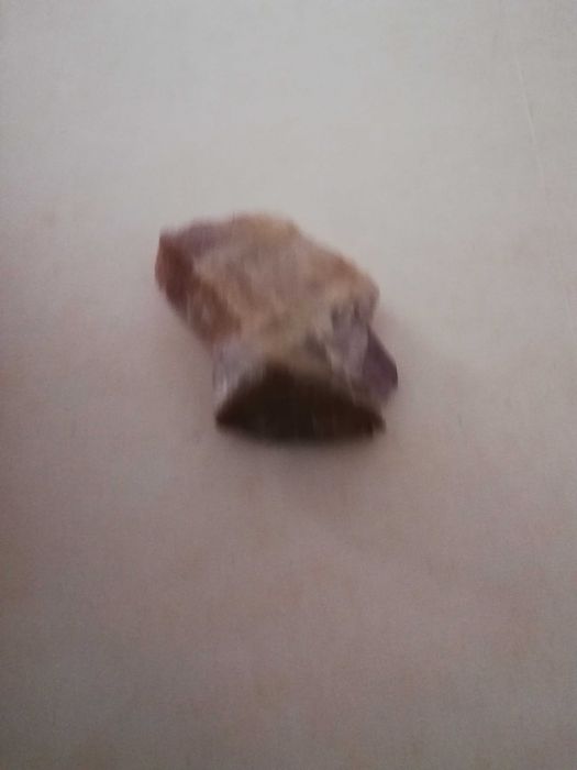 Pedra roxa e preta