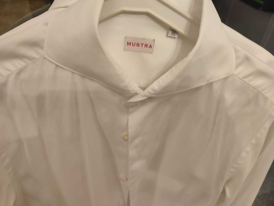 Camisa branca clássica com botão de punho. Oficina Mustra