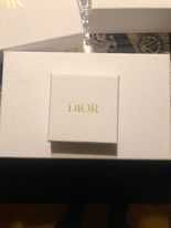 Kartonik Dior ze złotym logiem