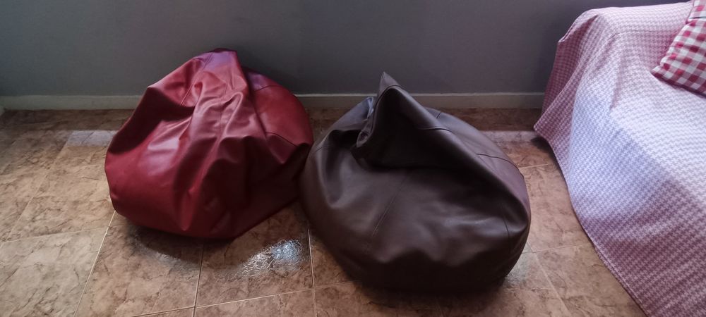 Dois pufes em ótimo estado