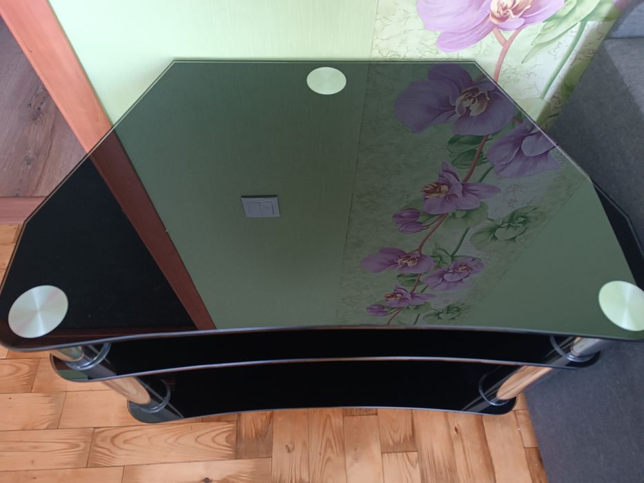 Стеклянный стол состояние отличное