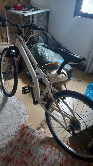 Bicicleta  para venda parada já  algum tempo