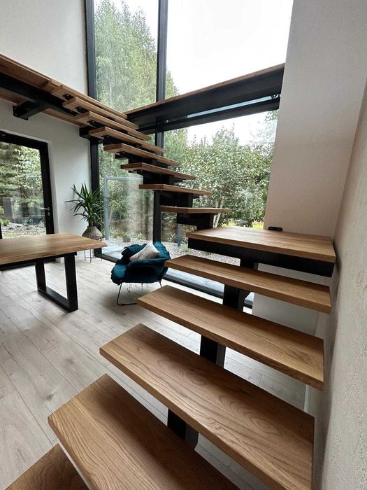 Schody stalowe metalowe schody na konstrukcji schody dębowe