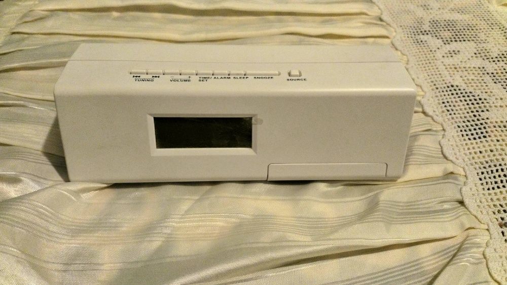 Radio despertador com colunas de som.