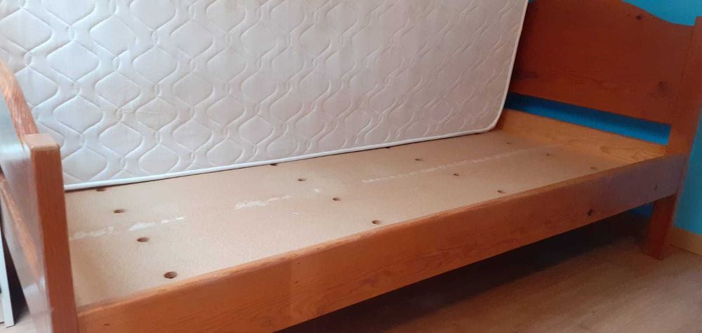 Cama de madeira em pinho fabricada à mão